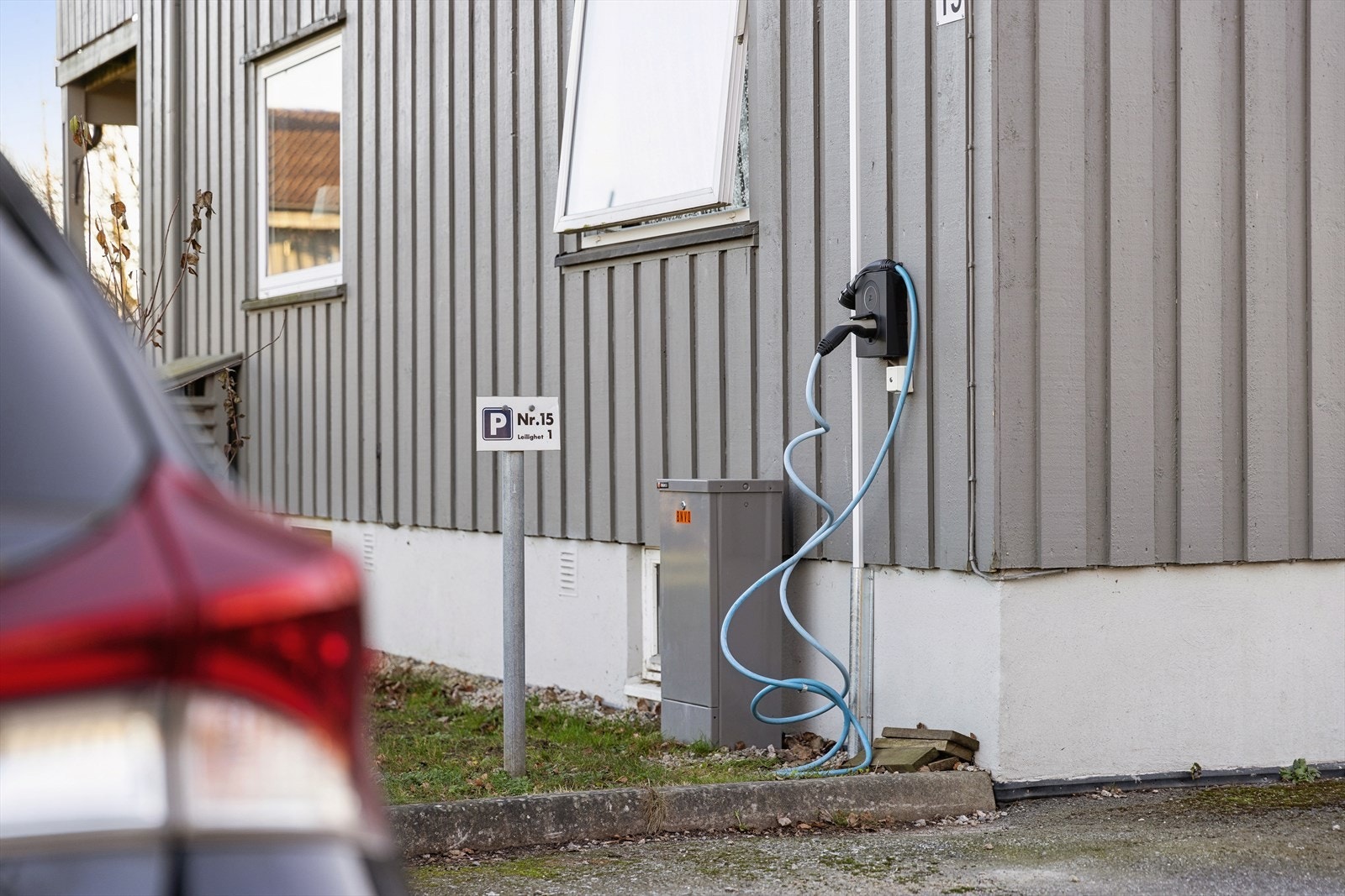 Det er montert utvendig elbil lader. Galleribilde