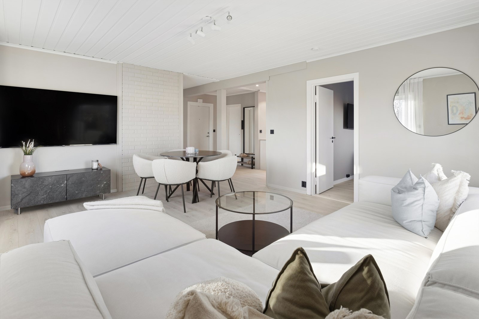 Stuen er lys og romslig med flere innredningsmuligheter. Galleribilde