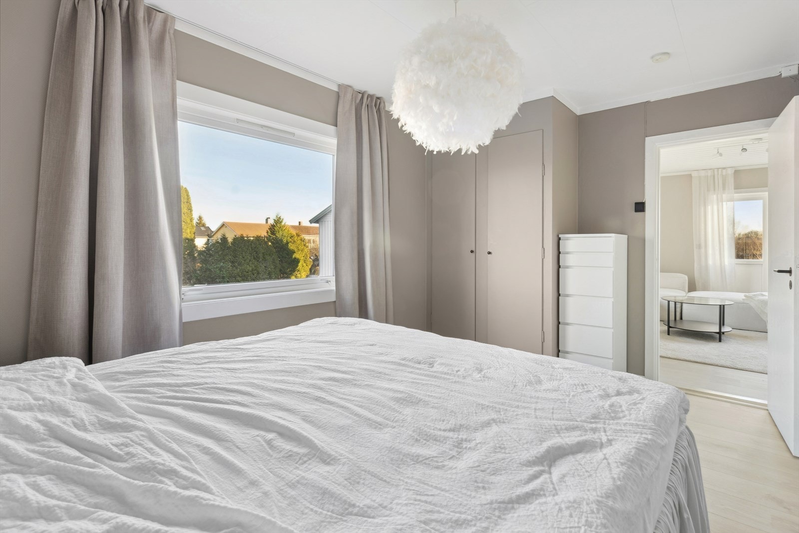 Soverommet har garderobeskap og store vindusplater som gir godt med naturlig lys. Galleribilde