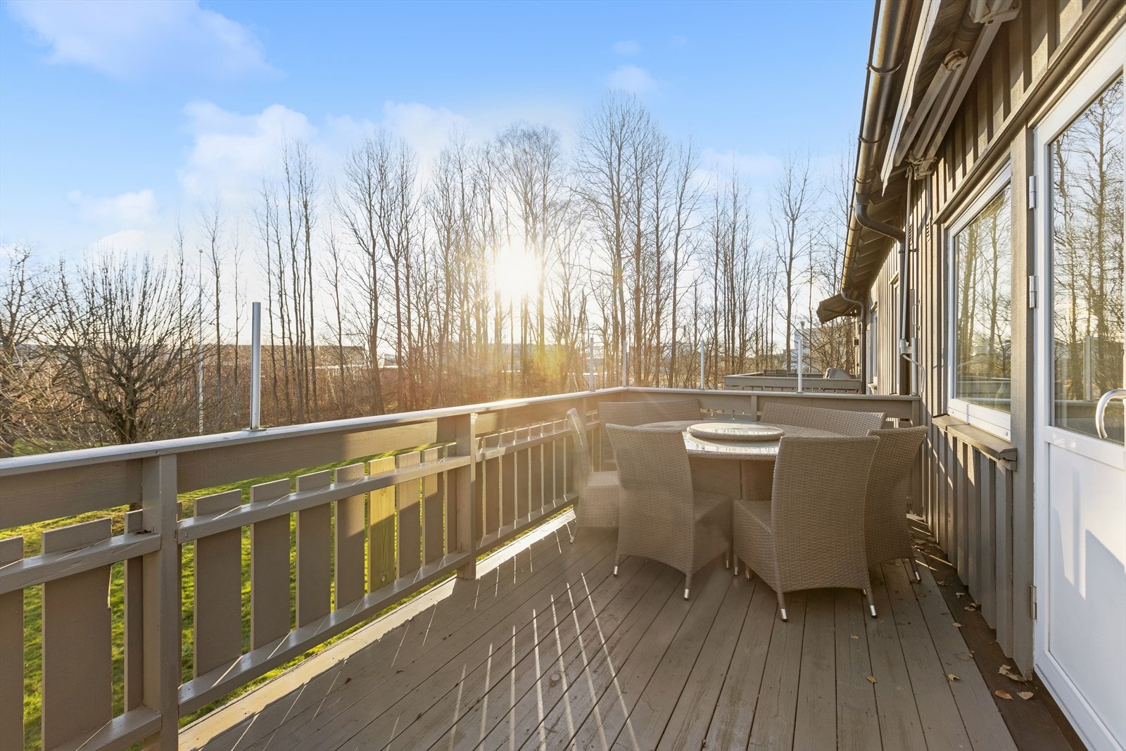 Balkongen på 8 m² gir god utsikt til nærområdet på Kongsten, med god plass og romslighet! Galleribilde