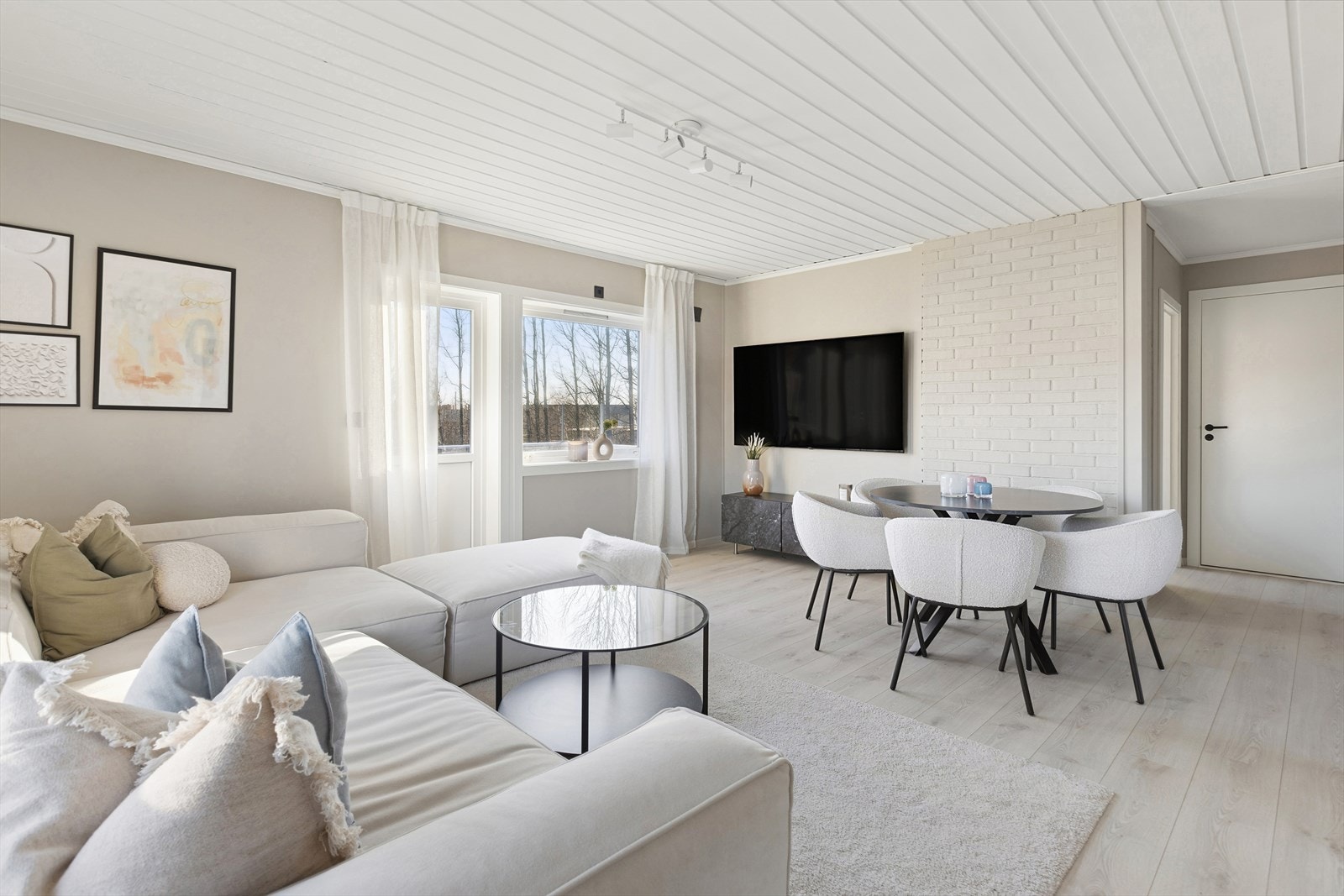 Utgang til balkong fra stuen Galleribilde