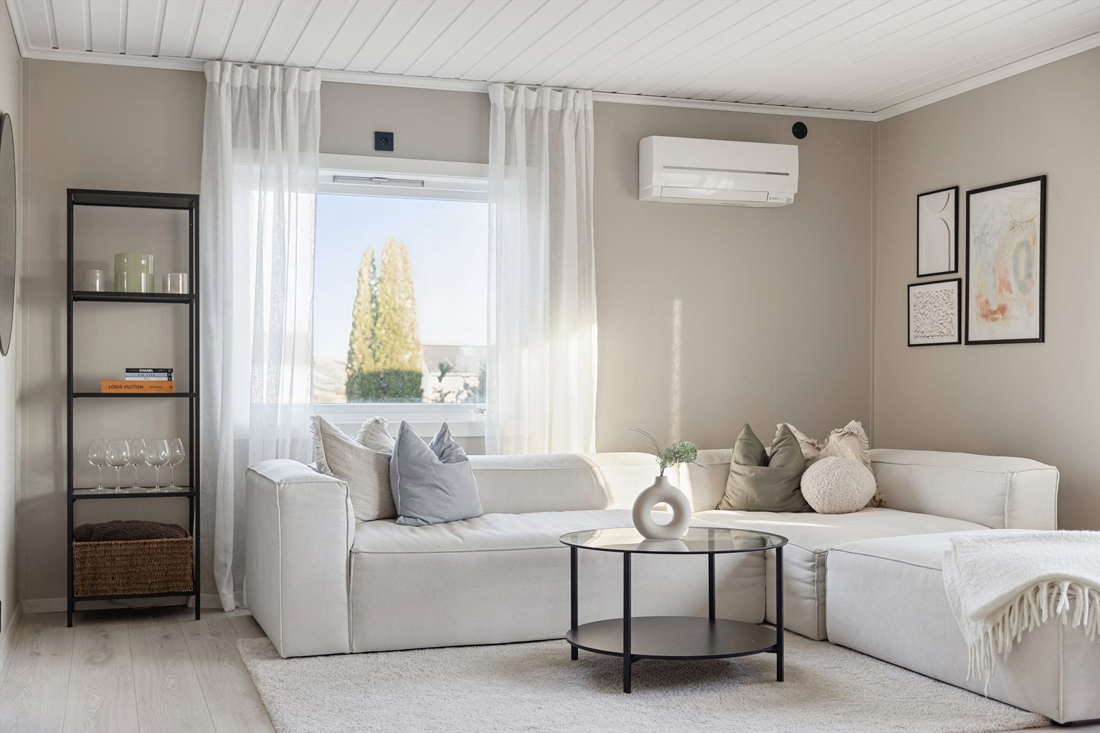 Vinduene gir naturlig lysinnslipp inn til leiligheten. Galleribilde