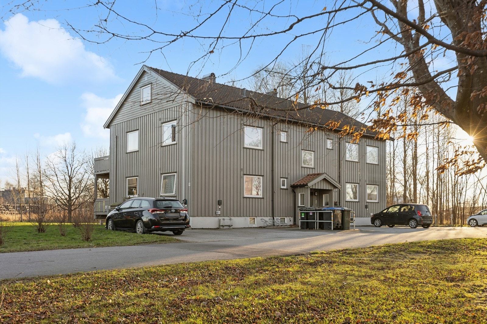 Det medfølger 1 parkeringsplass. Forøvrig gjesteparkering, samt parkering i gata Galleribilde