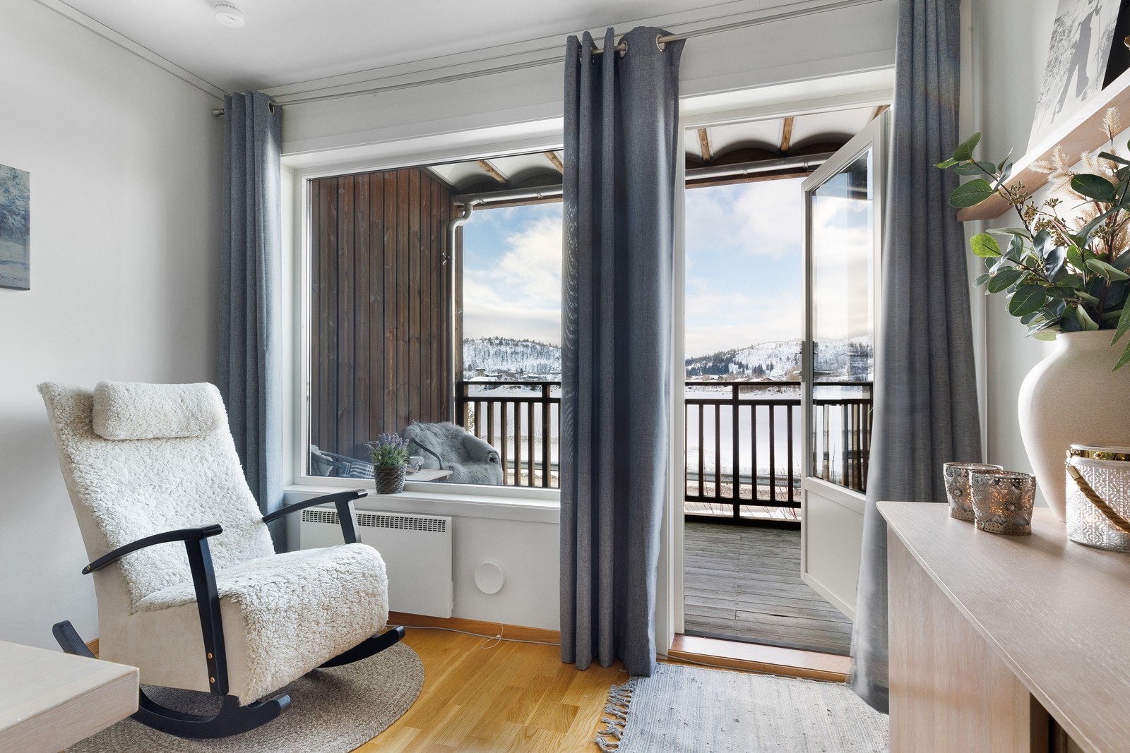 Stue med nydelig utsikt og utgang til terrasse Galleribilde