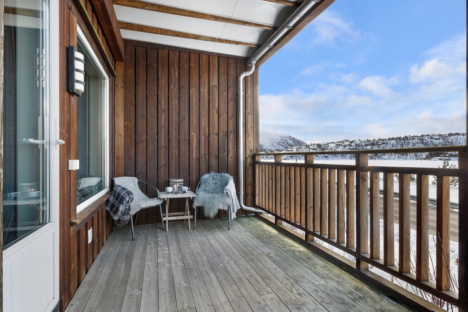 Trivelig terrasse med tak Galleribilde