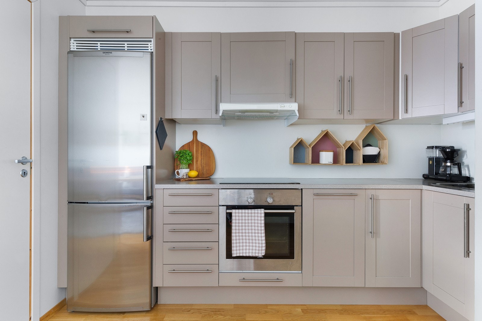 Kjøkken med skap- skuffe- og benkeplass - hvitevarer medfølger Galleribilde