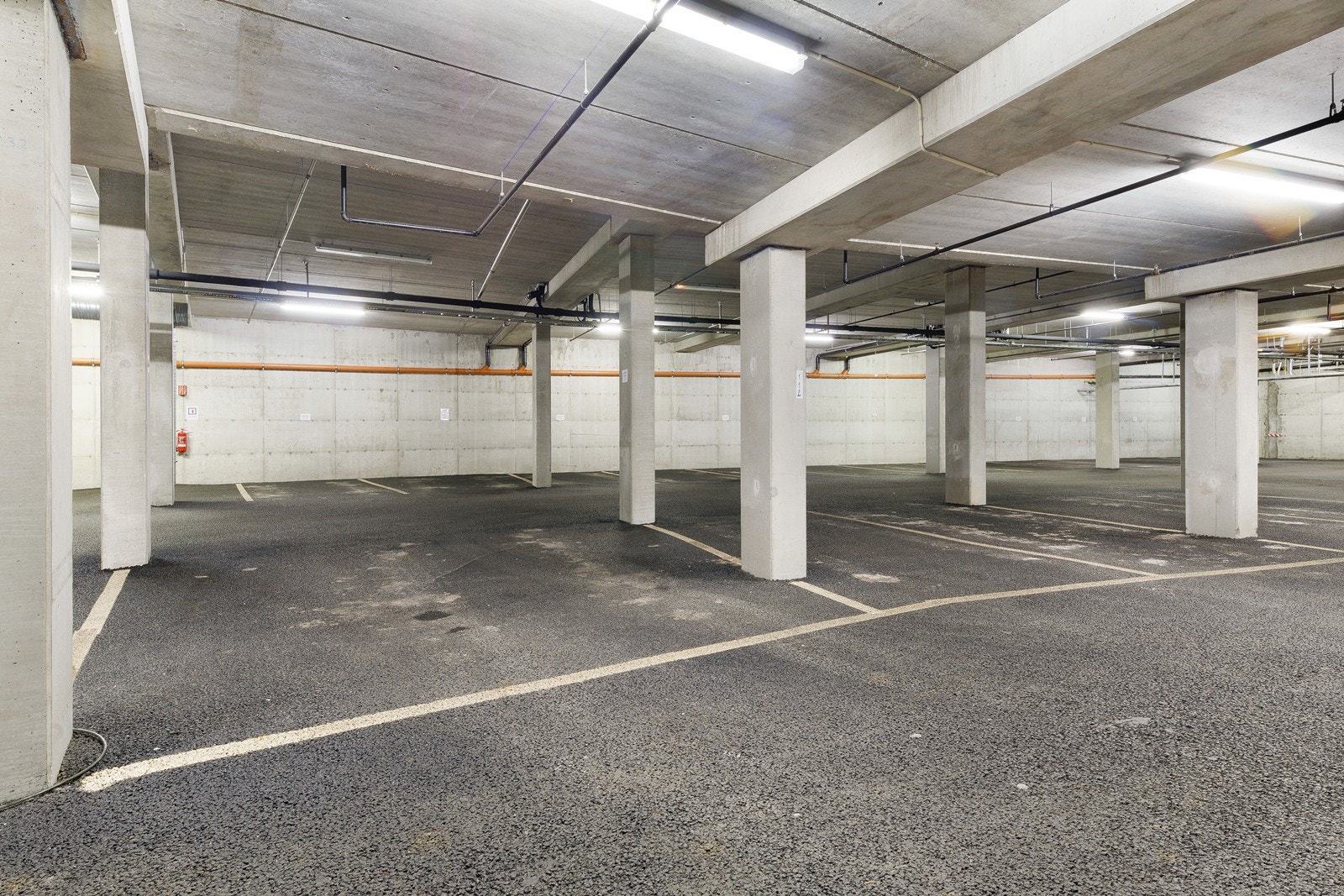 Leiligheten har 2 stk. parkeringsplasser som medfølger - Denne ble kjøpt ekstra av selger og er på hele 20,5 kvm den andre på ca. 12 kvm. Galleribilde