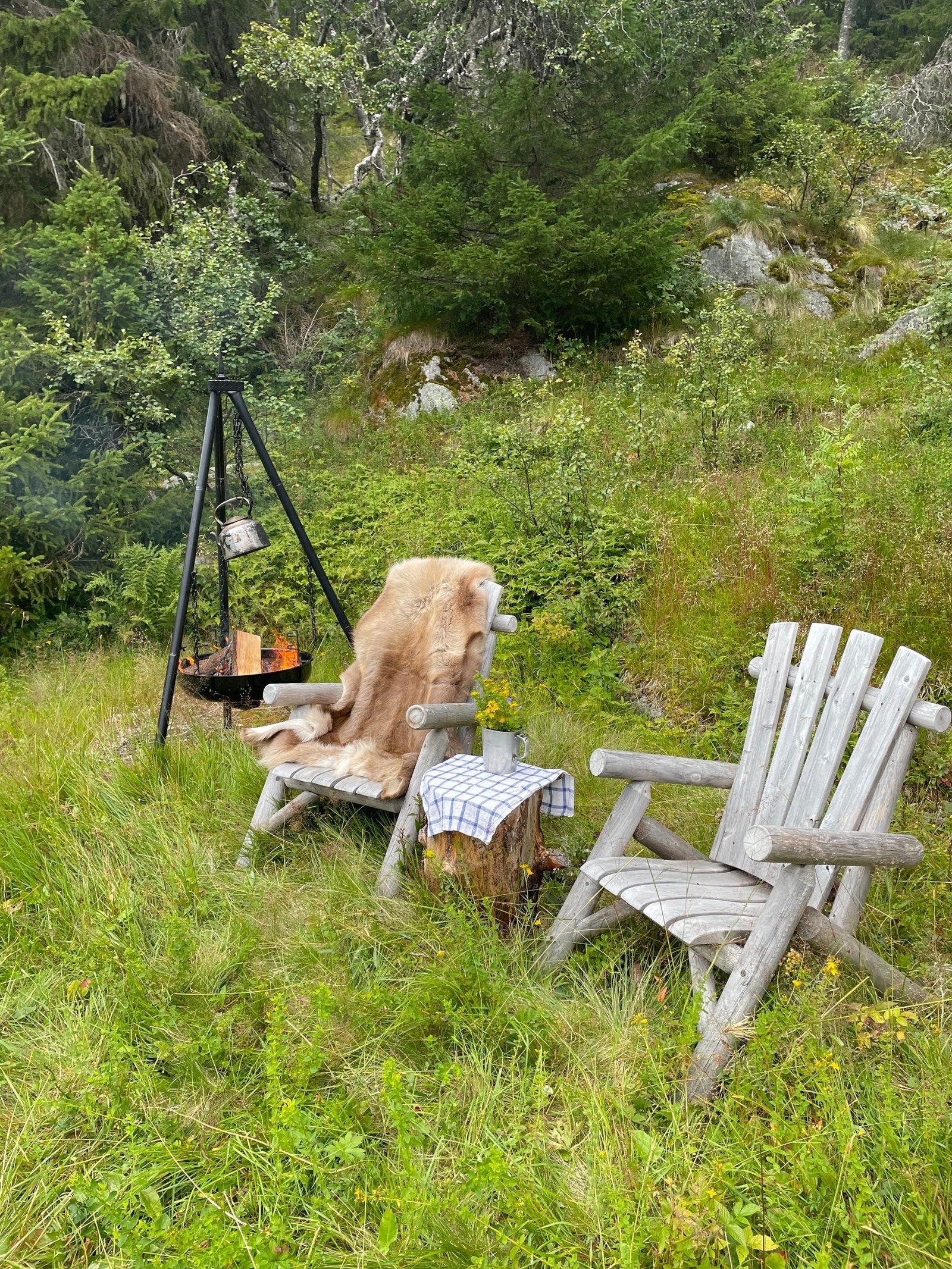 Utemøbler og bålpanne følger med Galleribilde