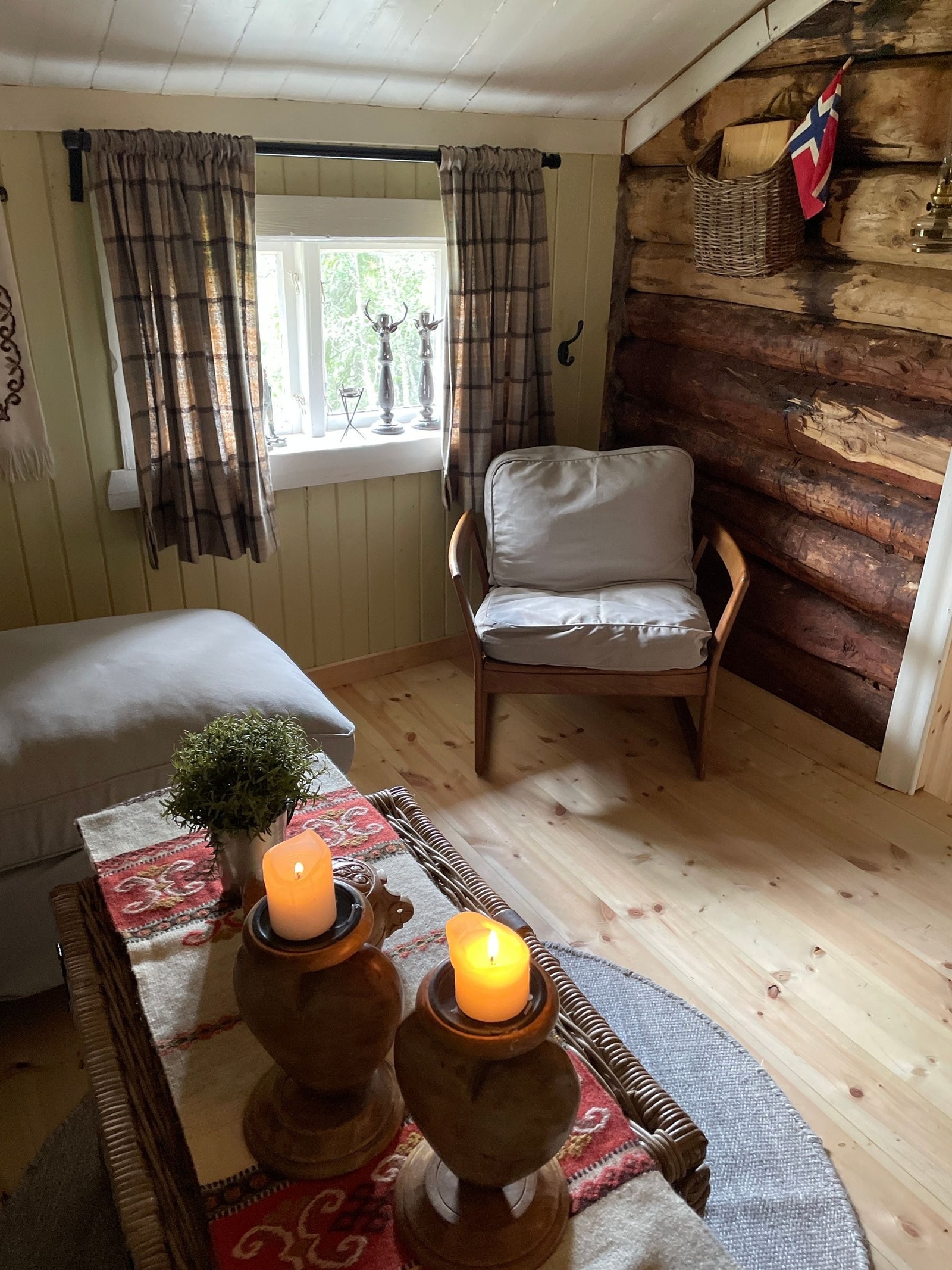 Nye tregulv (tykke) isolert med 5 cm under. Litt skjevt da jeg har skrudd gulvet selv. Galleribilde