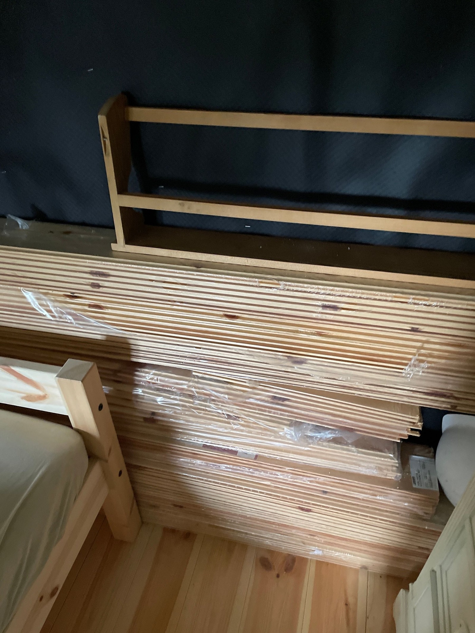 Panel til og ferdigstille soverom. Isolasjon og stendere ble fraktet opp via helikopter transport Galleribilde