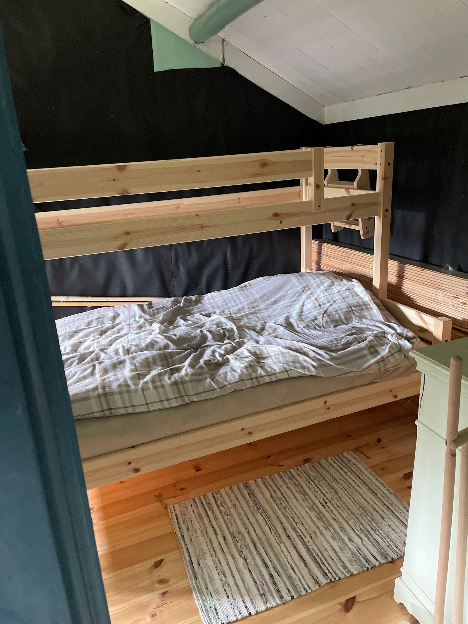 Ny køyeseng med nye madrasser fra Bohus 1*120 cm 1*75 cm i over køya ( ikke pakket ut helt ny) Galleribilde