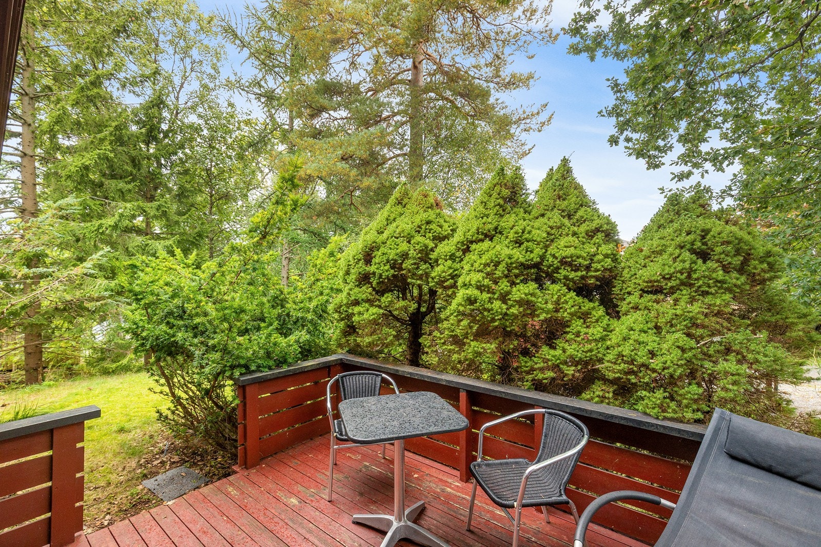 Vestvendt terrasse med adkomst fra spisestue Galleribilde