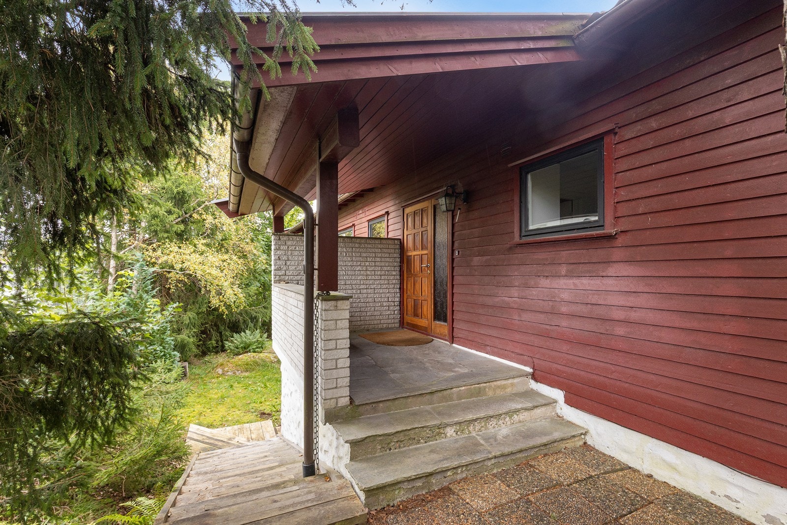 Skjermet og overbygget inngangsparti Galleribilde