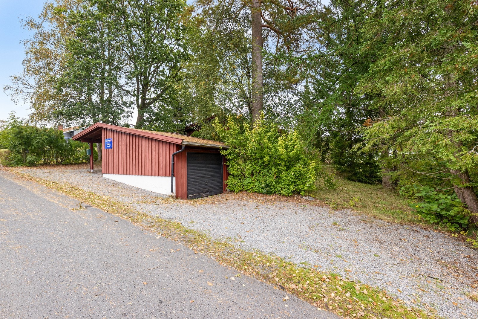 Gruset adkomst med kombinert enkel garasje og carport Galleribilde