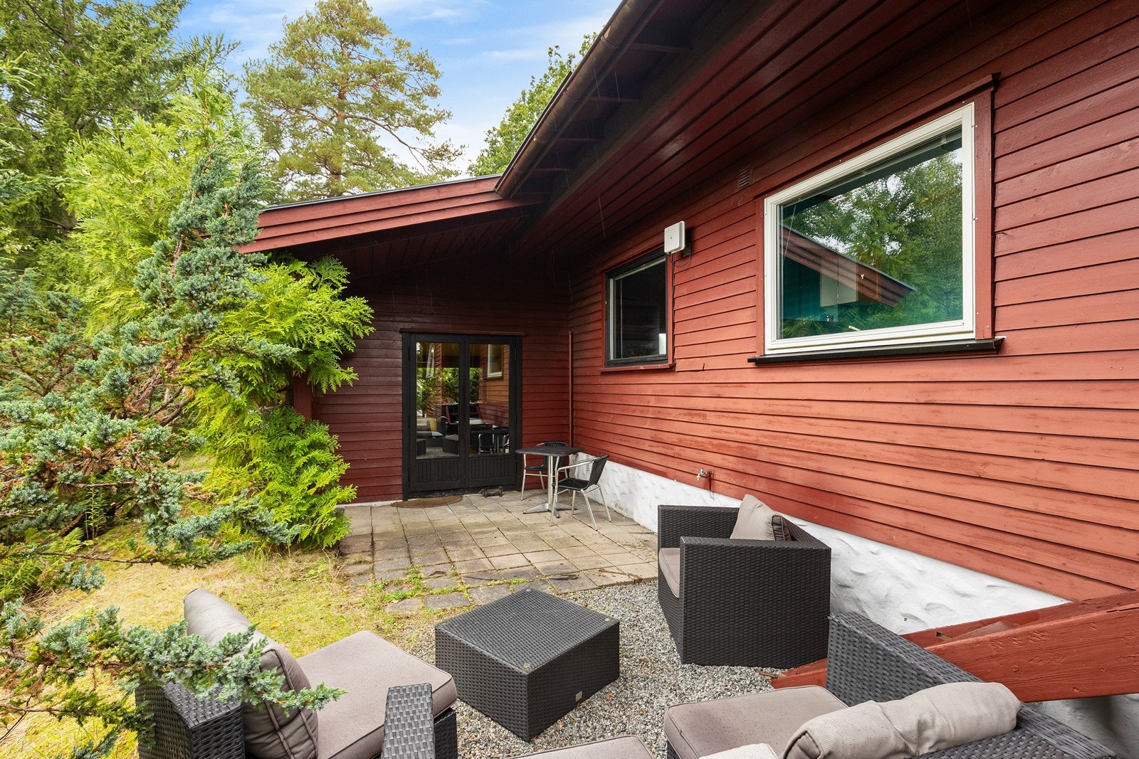 Fra både stue og hovedsoverom med utgang til hagen Galleribilde