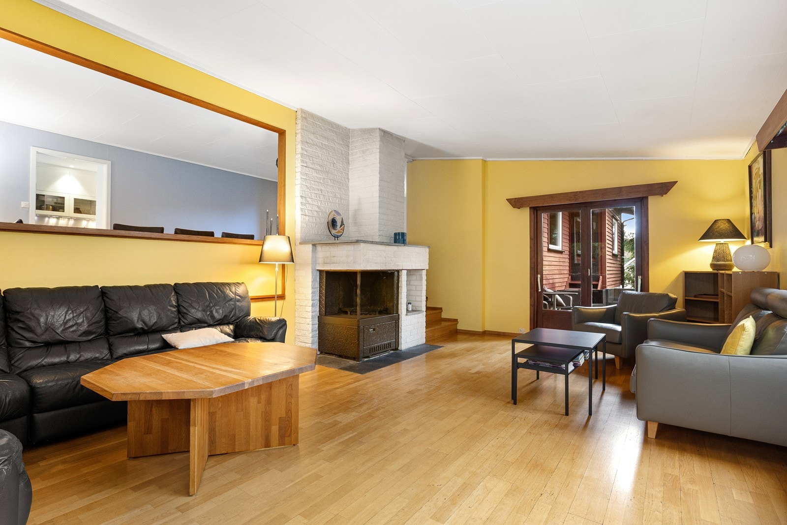 Romslig stue med åpen peis, samt fyring med bioparafin Galleribilde