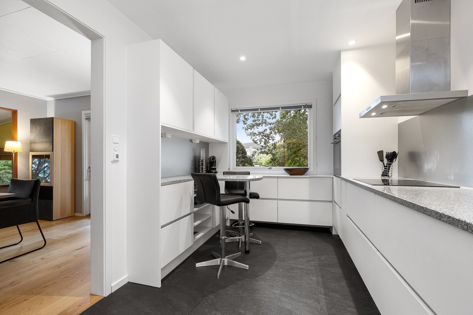 Kjøkken fra 2017 og som ligger praktisk tilknyttet en lys og romslig spisestue med enstavs parkett gulv Galleribilde