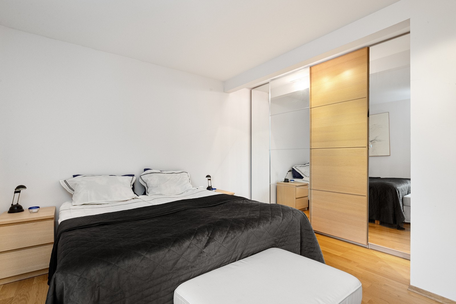 Soverom 2 med heldekkende skyvedørsgarderobe Galleribilde