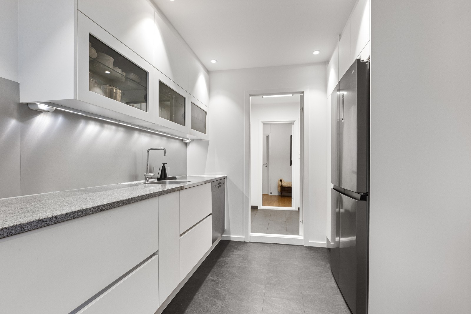 Kjøkken er utstyrt med hvit glatt kjøkkeninnredning og stein benkeplate. Kjøkkeninnredning og hvitevarer fra 2017 Galleribilde