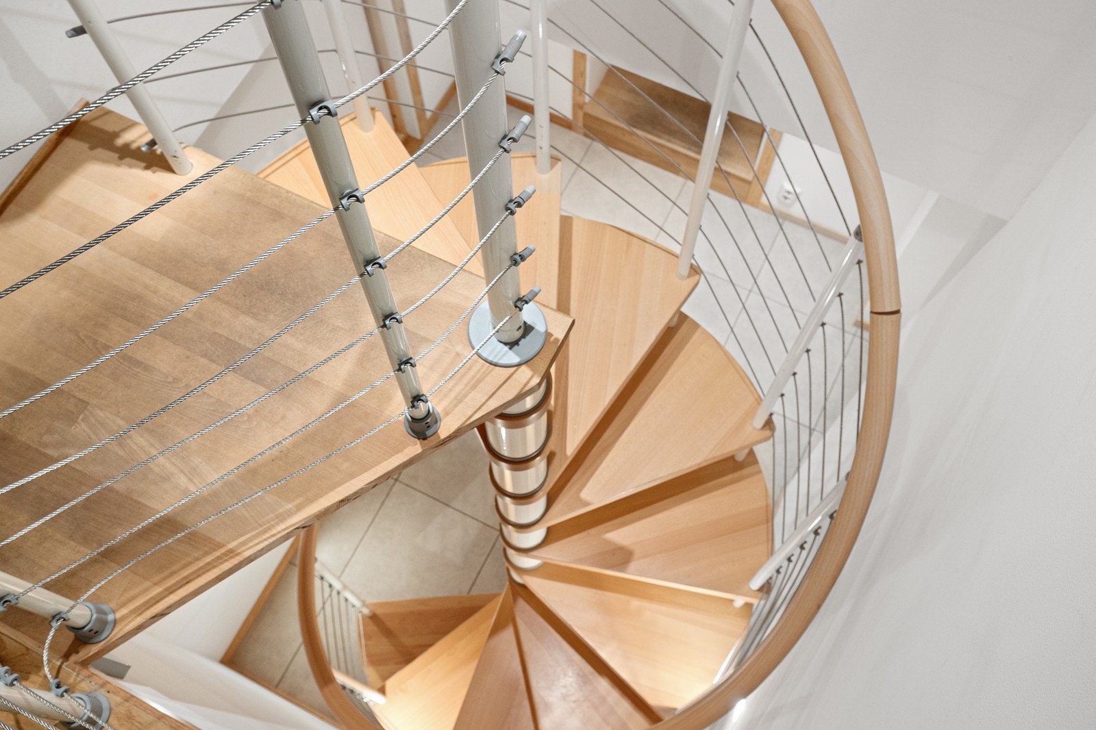 Trappeadkomst til kjeller etasje Galleribilde