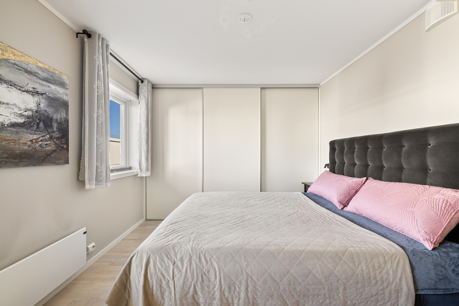 Skyvedørsgarderobe er installert i alle soverom. Galleribilde