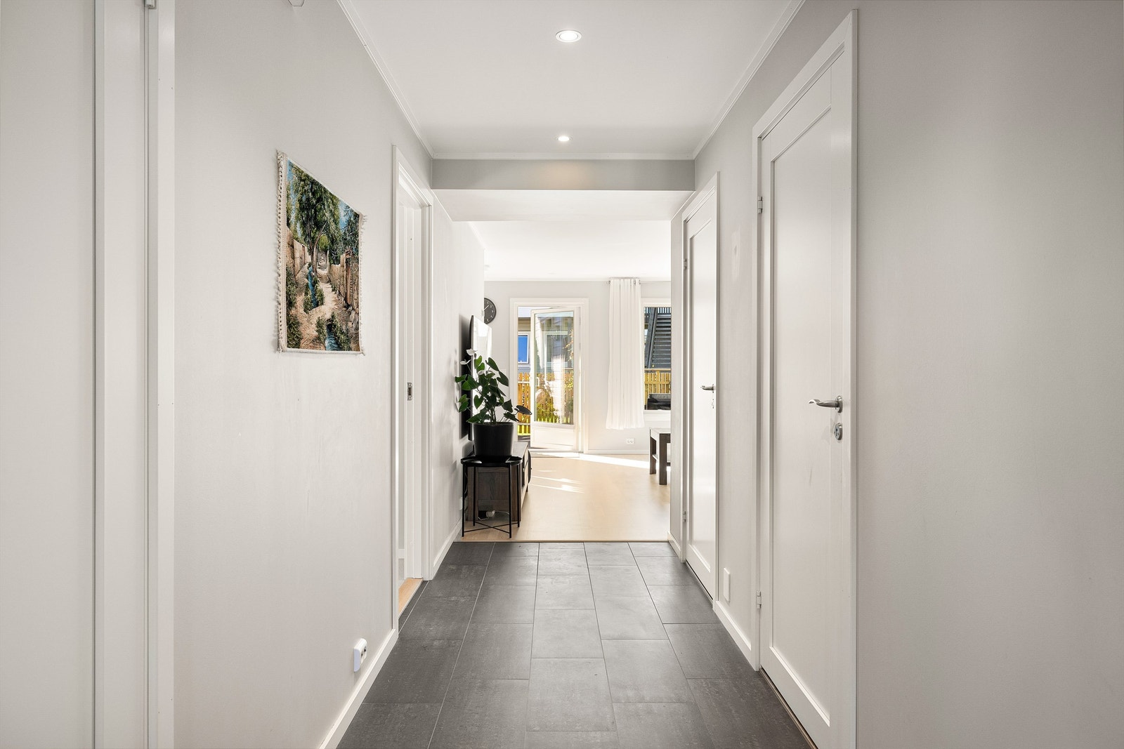 Badet, toalettrommet og soverommene er samlet i praktisk nærhet omkring entreen/gangen - tilbaketrukne fra den sosiale sonen. Galleribilde