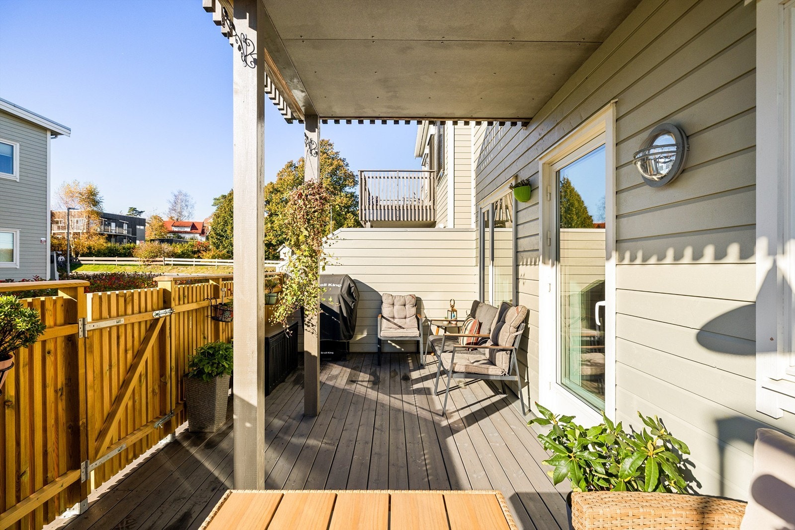 På terrassen er det uten trengsel plass både til to sittegrupper og en grill. Galleribilde