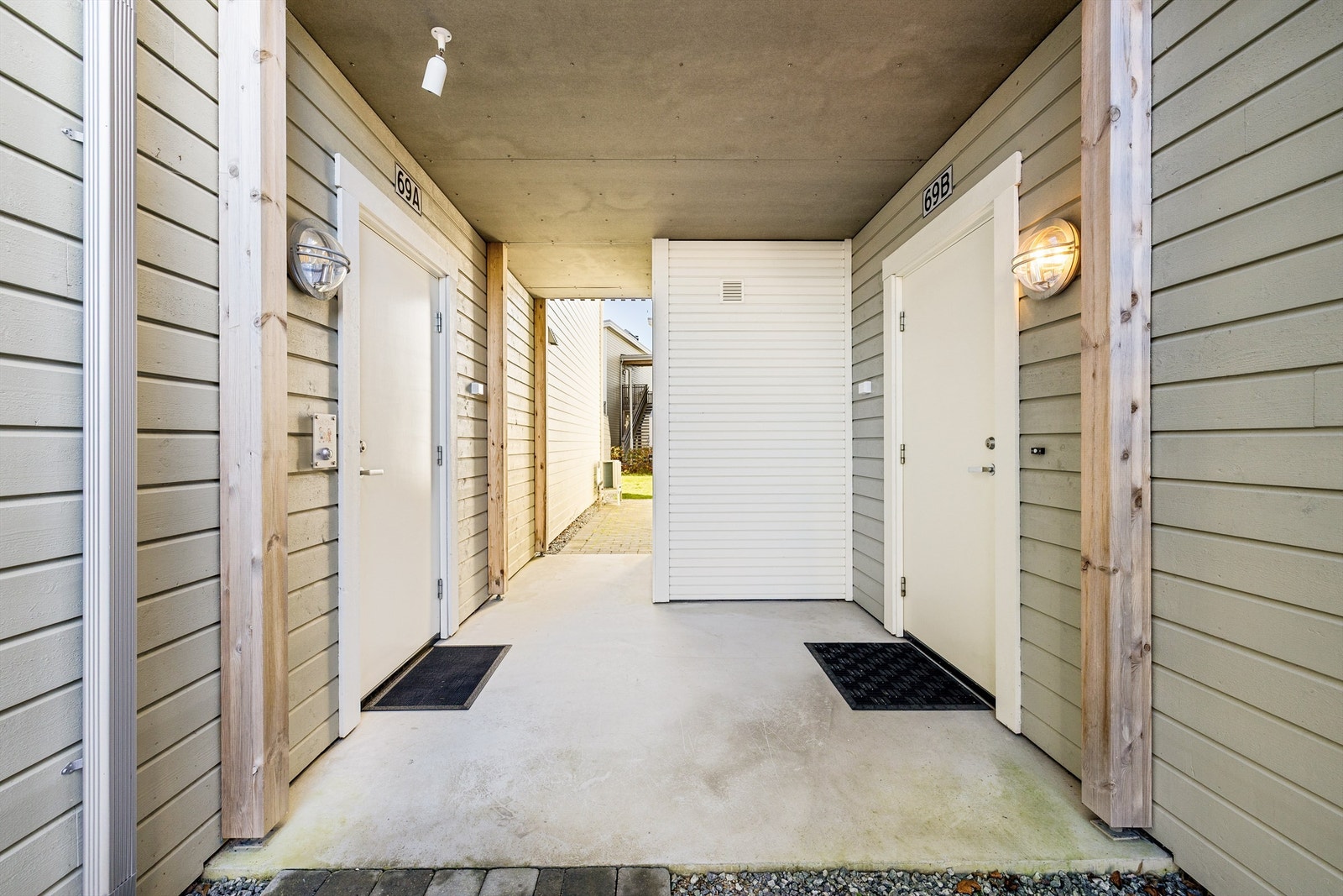 Overbygg skjermer inngangspartiet for nedbør. Galleribilde