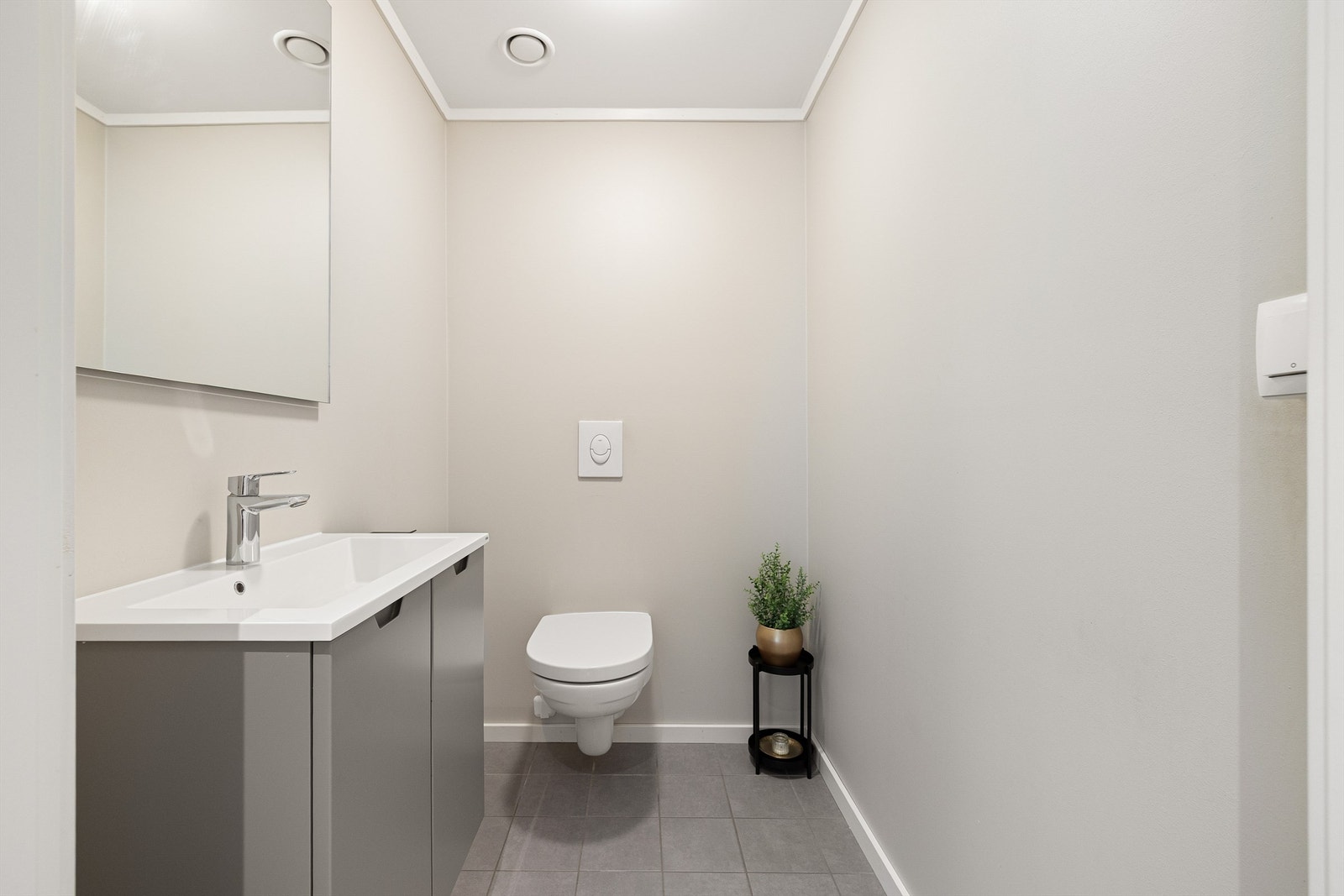 I tillegg til badet inneholder leiligheten et separat toalettrom som passer ypperlig som gjestetoalett. Galleribilde