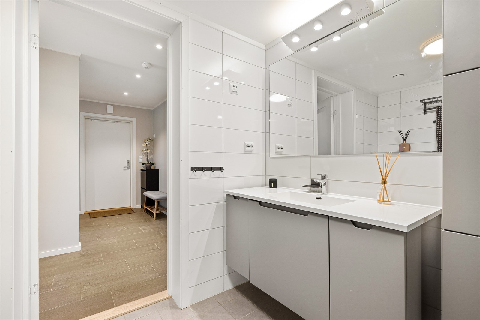 Badet ligger i umiddelbar nærhet av soverommene og er samtidig passende distansert fra den sosiale sonen. Galleribilde