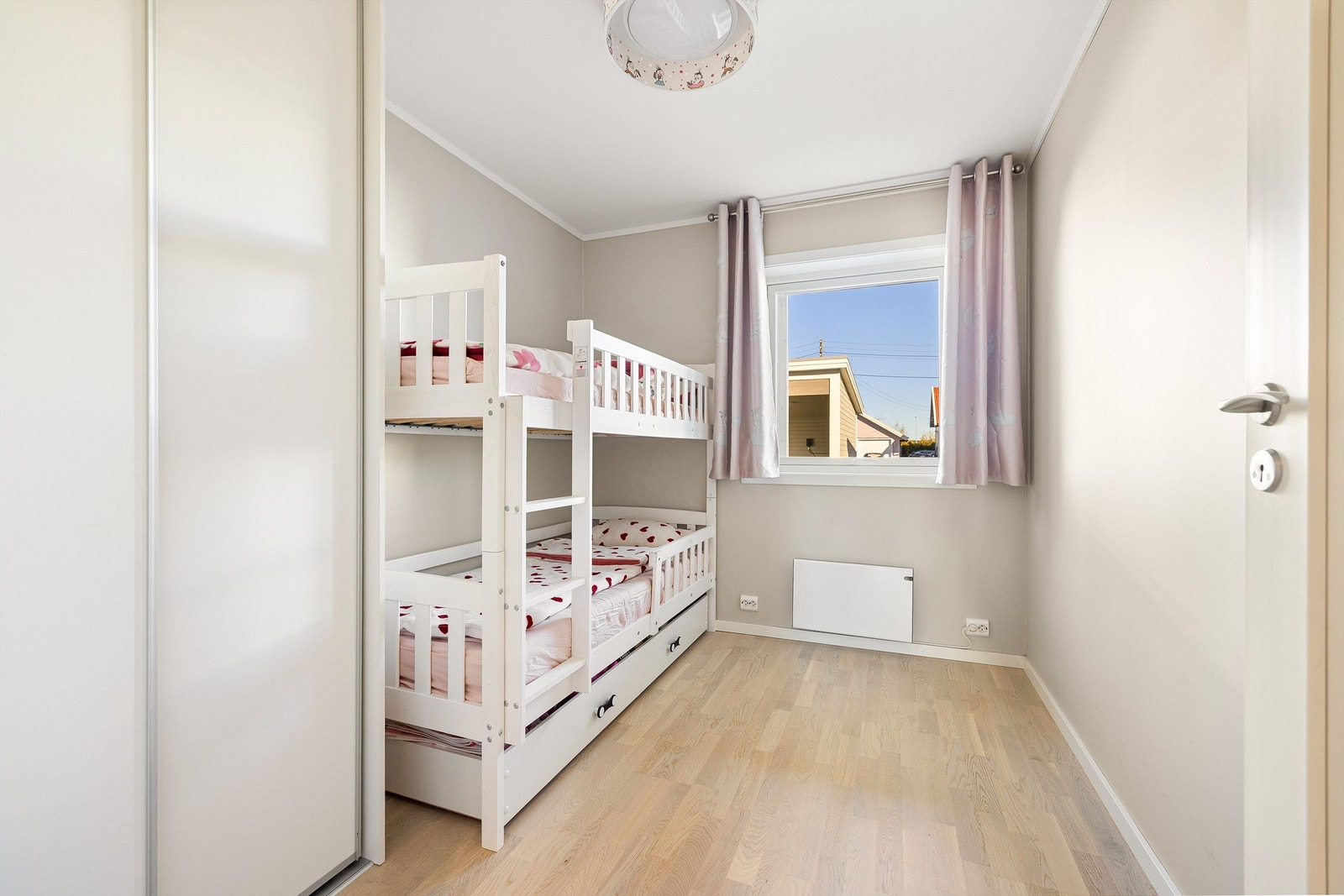 To soverom er velfungerende barnerom av tilnærmet identisk areal. Galleribilde