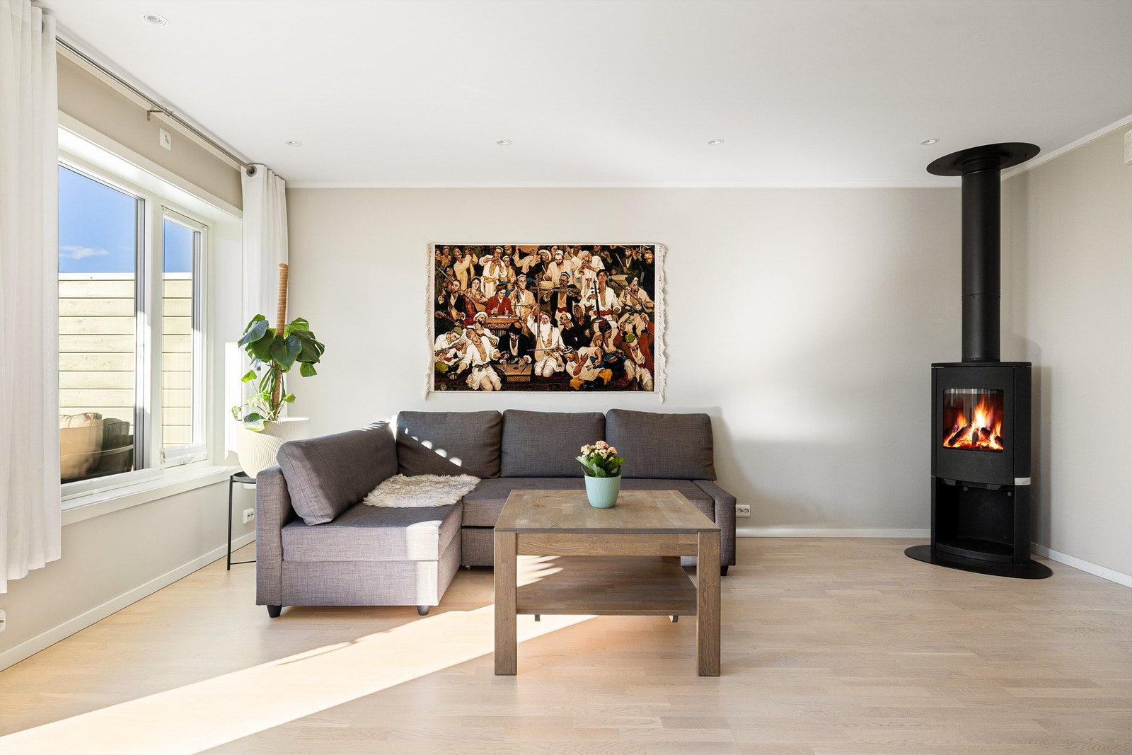 Flere rom har elektrisk gulvvarme - stuen inkludert. Spotter innfelt i himlingen besørger effektfull belysning. Galleribilde