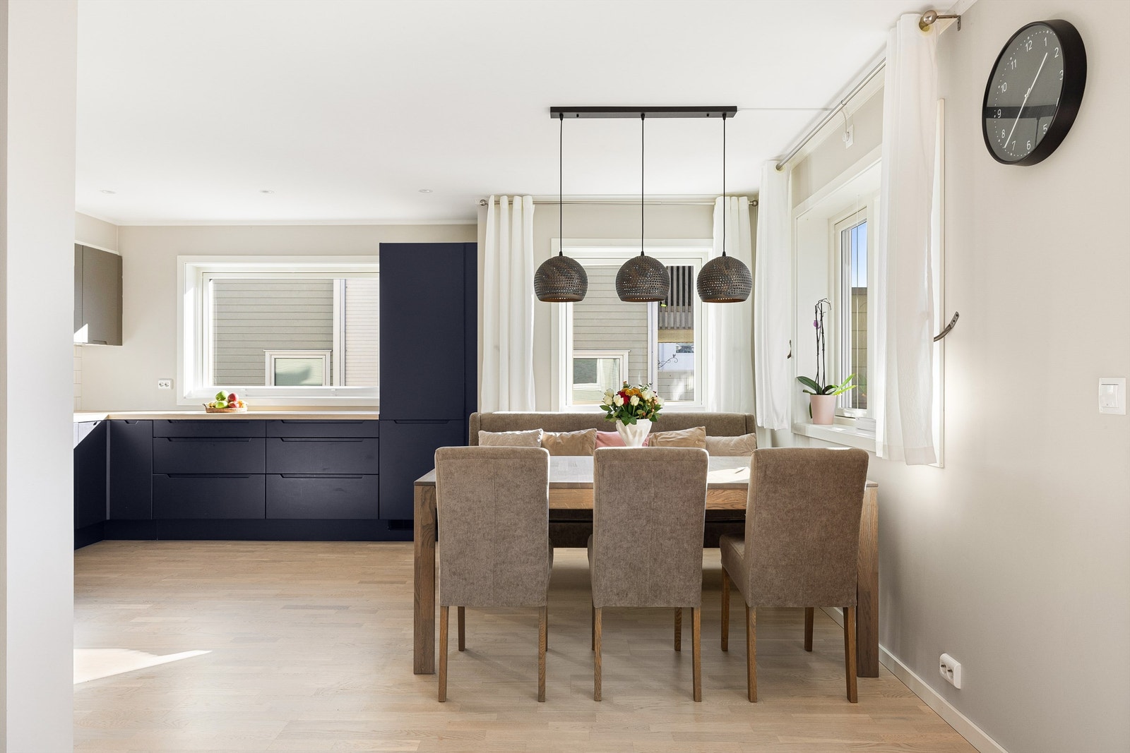 Arealet er effektivt disponert, stuen og kjøkkenet samlet i en delvis åpen sosial sone. Galleribilde