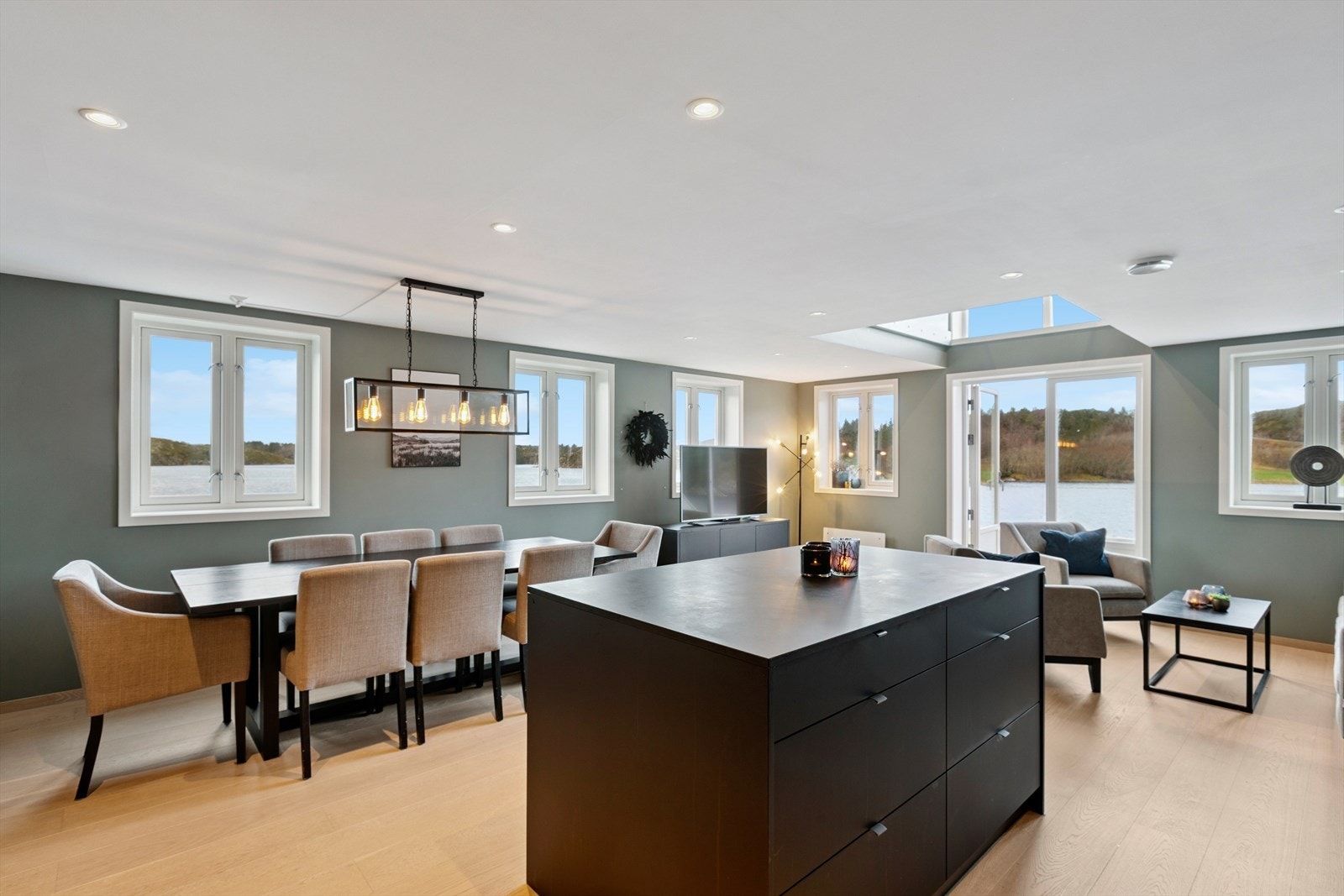 Endebeliggenheten sørger for godt med naturlig lysinnslipp gjennom de ekstra vinduene i stuen. Galleribilde