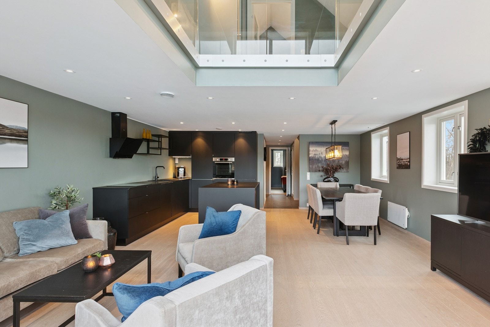 Boligen ble ferdigstilt i 2014 og har blitt mye påkostet siden med en rekke oppgraderinger, som blant annet kjøkken, parkett på gulv og utvidet mesanin på loft. Galleribilde