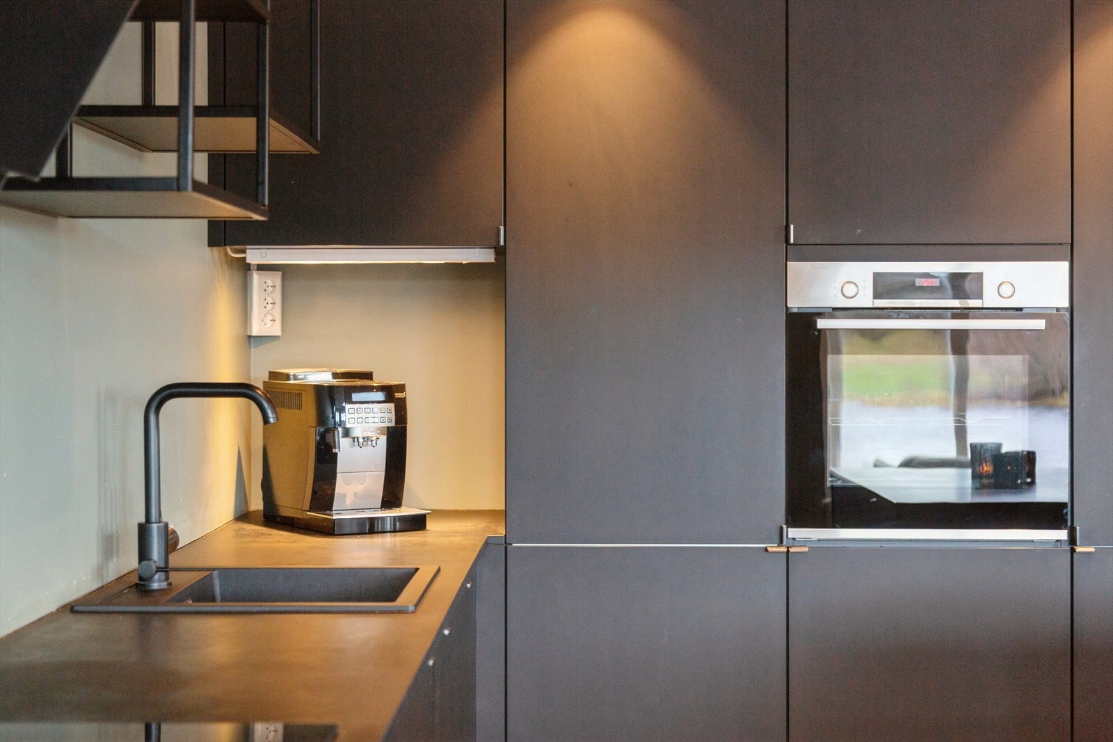 Kjøkkenet er påkostet og har kjøkkenøy, samt god skap- og benkeplass. Galleribilde