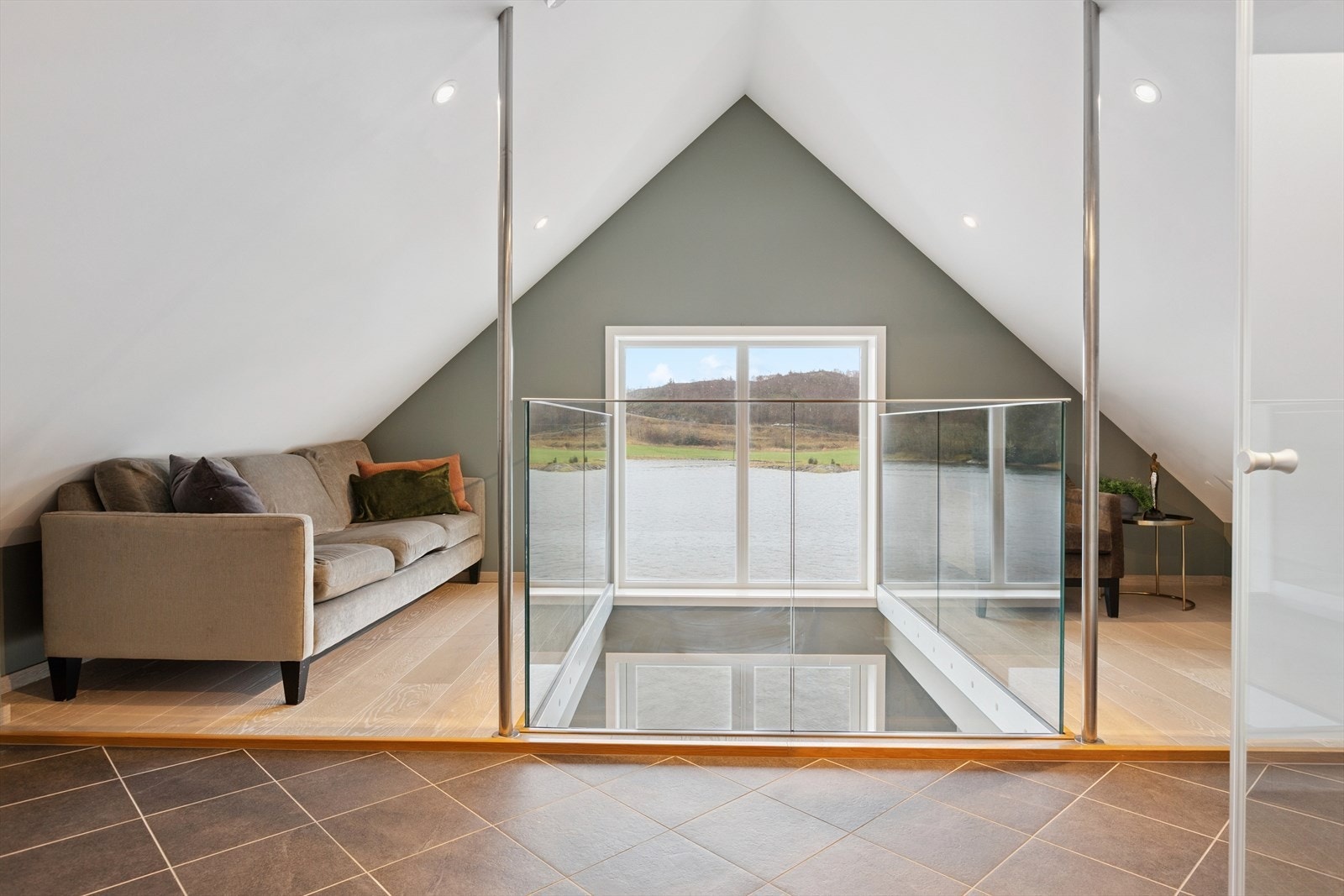 Her er det parkett og flis på gulv, malt overflate på vegger. Malt overflate og downlights i himling. Galleribilde