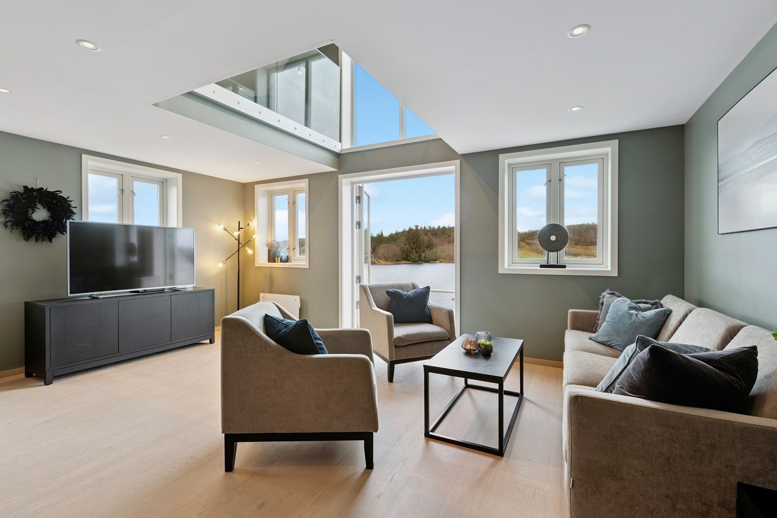 Fra eiendommen er det ca. 9 minutter til Fillan sentrum. Fillan har gode servicetilbud og fasiliteter som legekontor, helsestasjon, og flere butikker. I tillegg ligger Hitra idrettspark og Hitrahallen like i nærheten. Galleribilde