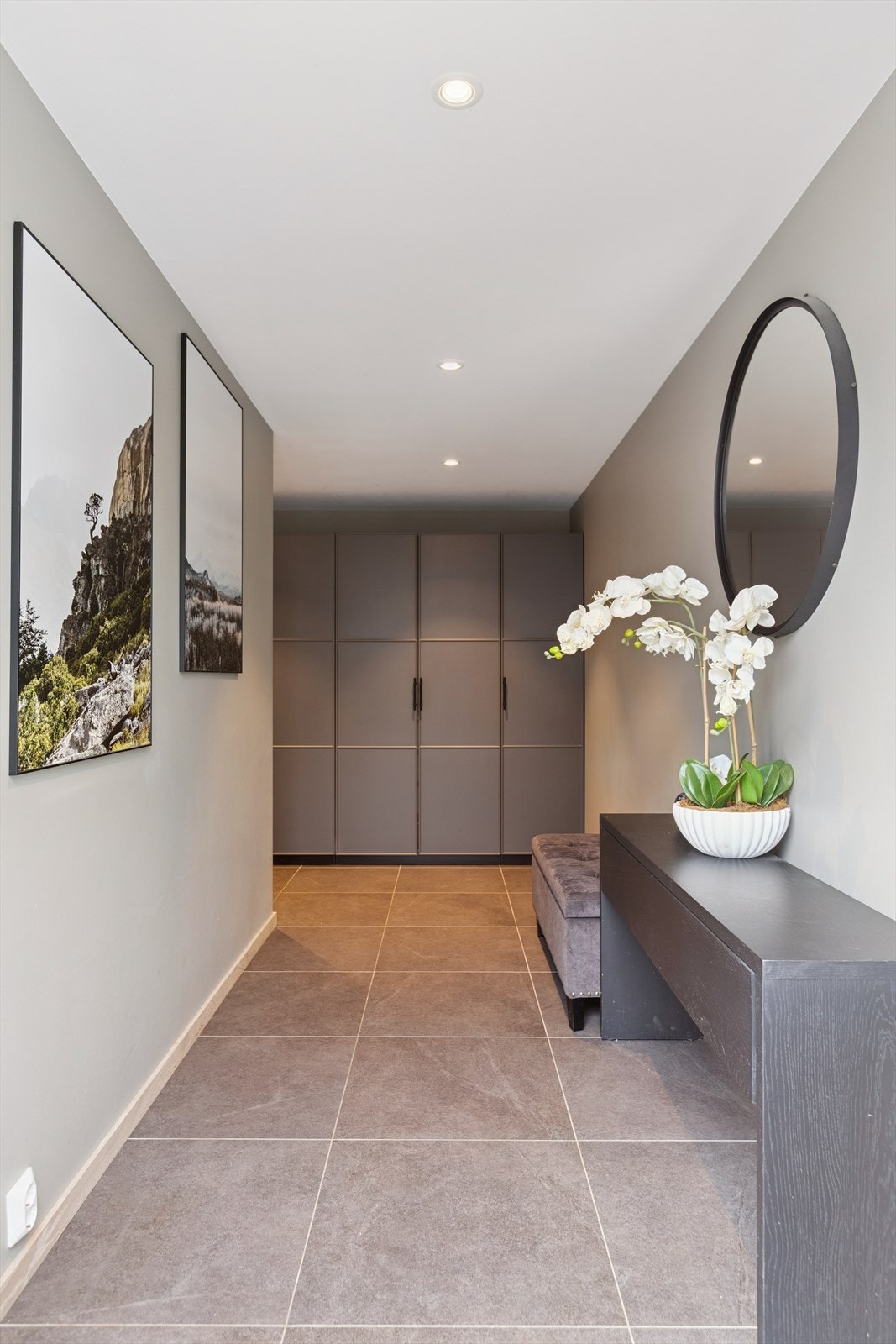 Entréen på 12,5m² med flis på gulv, og utstyrt med romslig garderobeskap for oppbevaring. Galleribilde