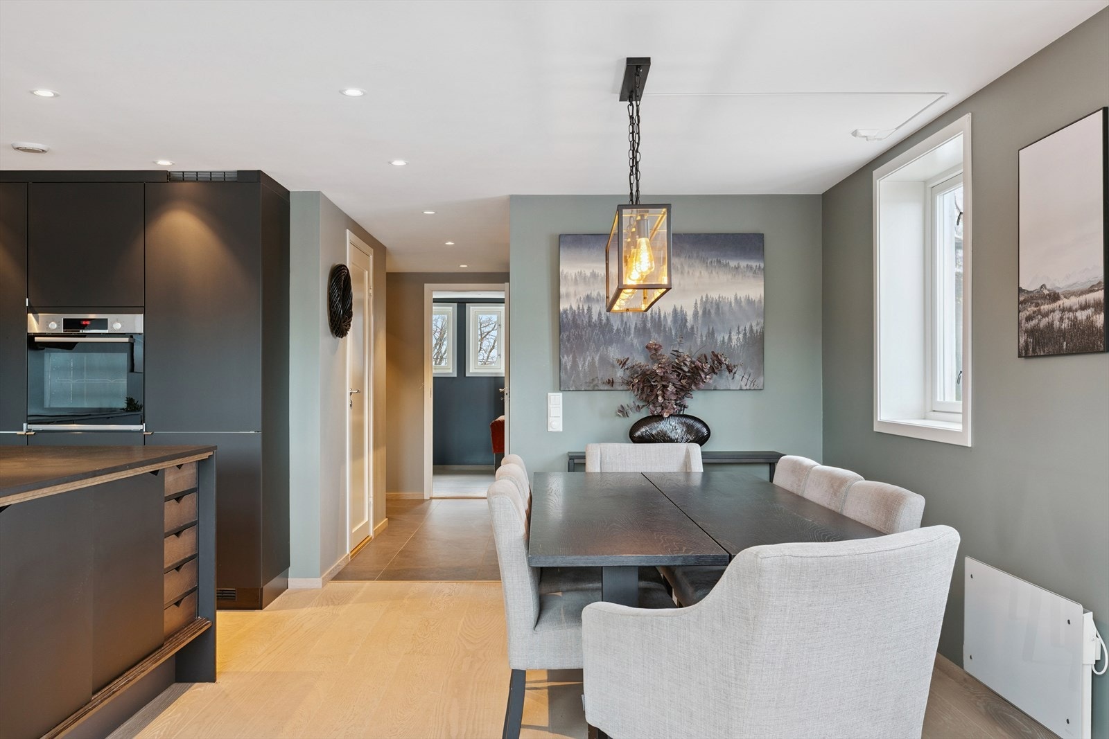 Sameiet har utarbeidet et estimat på felleskostnadene på kr. 1413,- Felleskostnadene inkluderer blant annet styrehonorar inkl. arbeidsgiveravgift, forretningsførerhonorar administrasjon, bankgebyrer, bygningsforsikring og avsetning fremtidig vedlikehold. Galleribilde