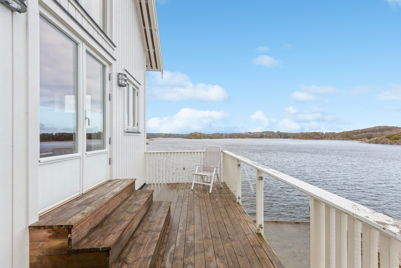 Leilighetens balkong ligger i en høy 1. etasje og nærhet til sjøen. Galleribilde