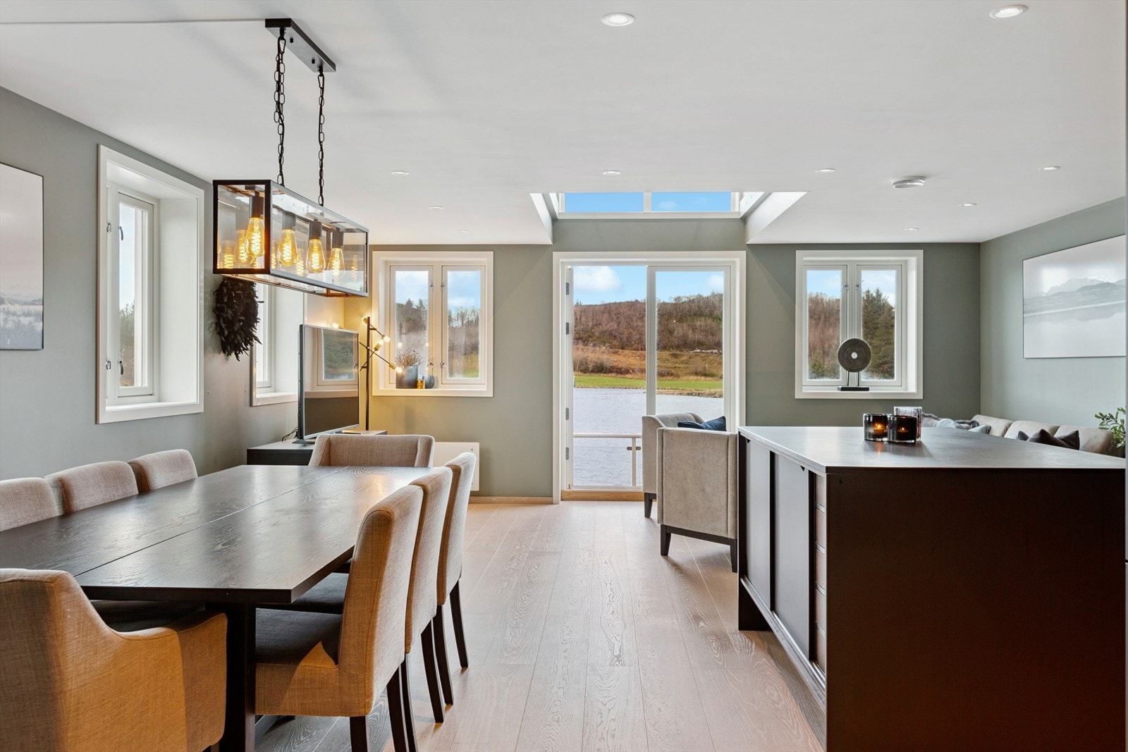 Boligen besitter en rekke gode kvaliteter som blant annet endebeliggenhet, høy standard og sjønærbeliggenhet. Galleribilde