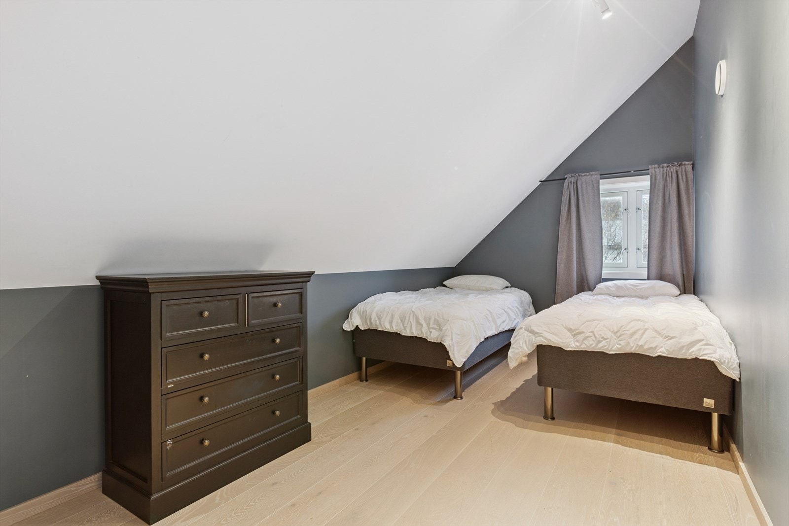 Soverom nummer 4 på 9,5m². Denne blir i dag benyttet som gjesterom. Galleribilde