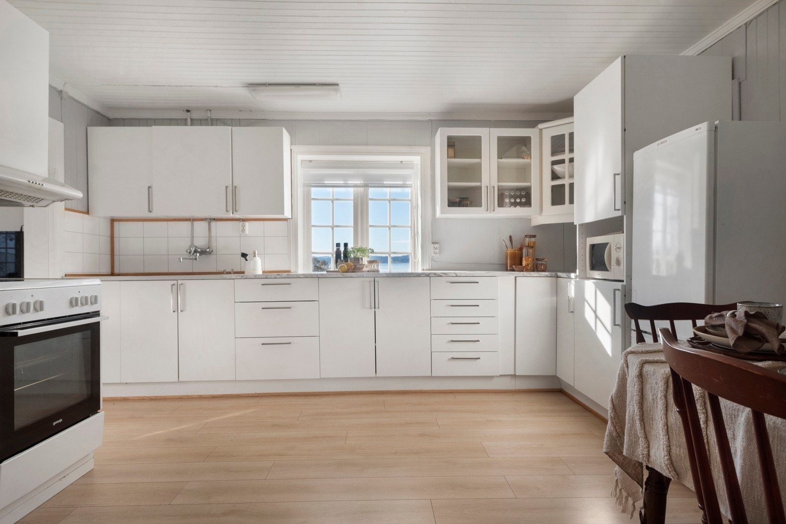 Lyst og trivelig kjøkken med god plass til matlaging og sosialt samvær Galleribilde