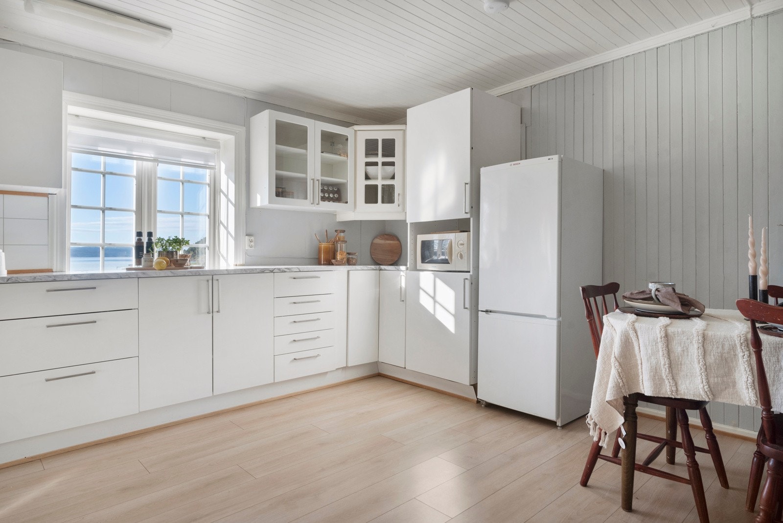 Kjøkken med varm atmosfære og god arbeidsplass ? perfekt til hverdagsbruk Galleribilde