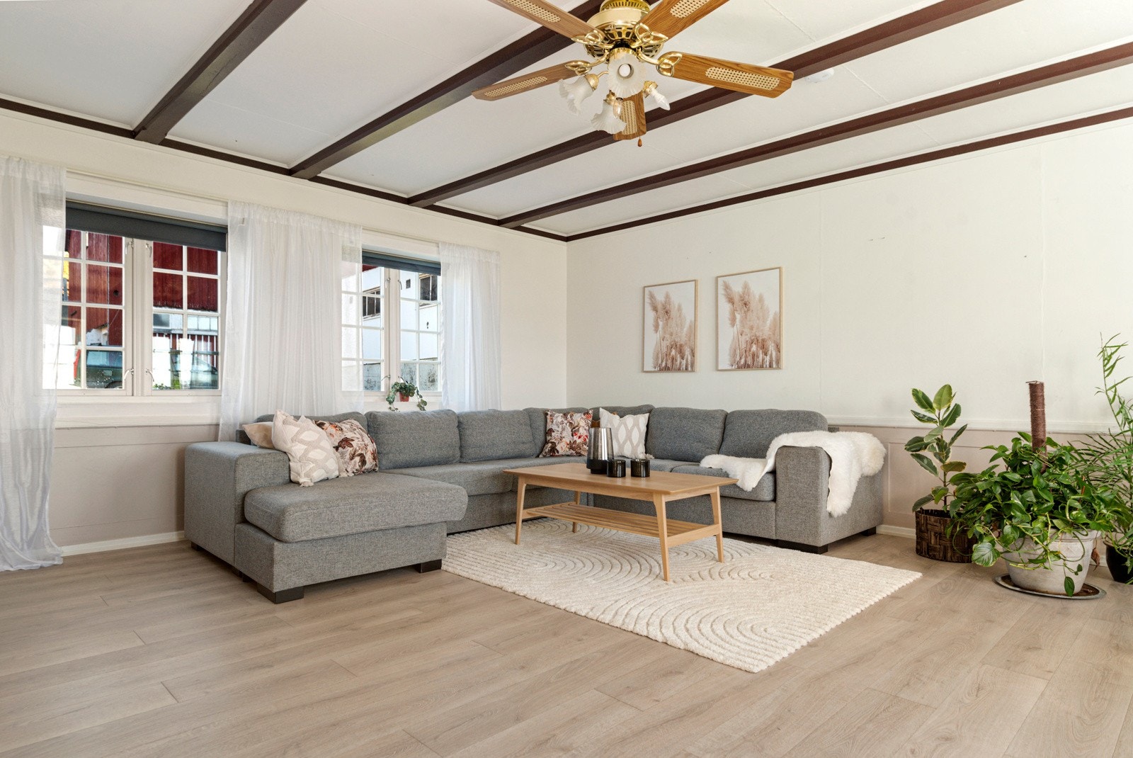 Lys og trivelig stue med god plass til både familie og gjester Galleribilde