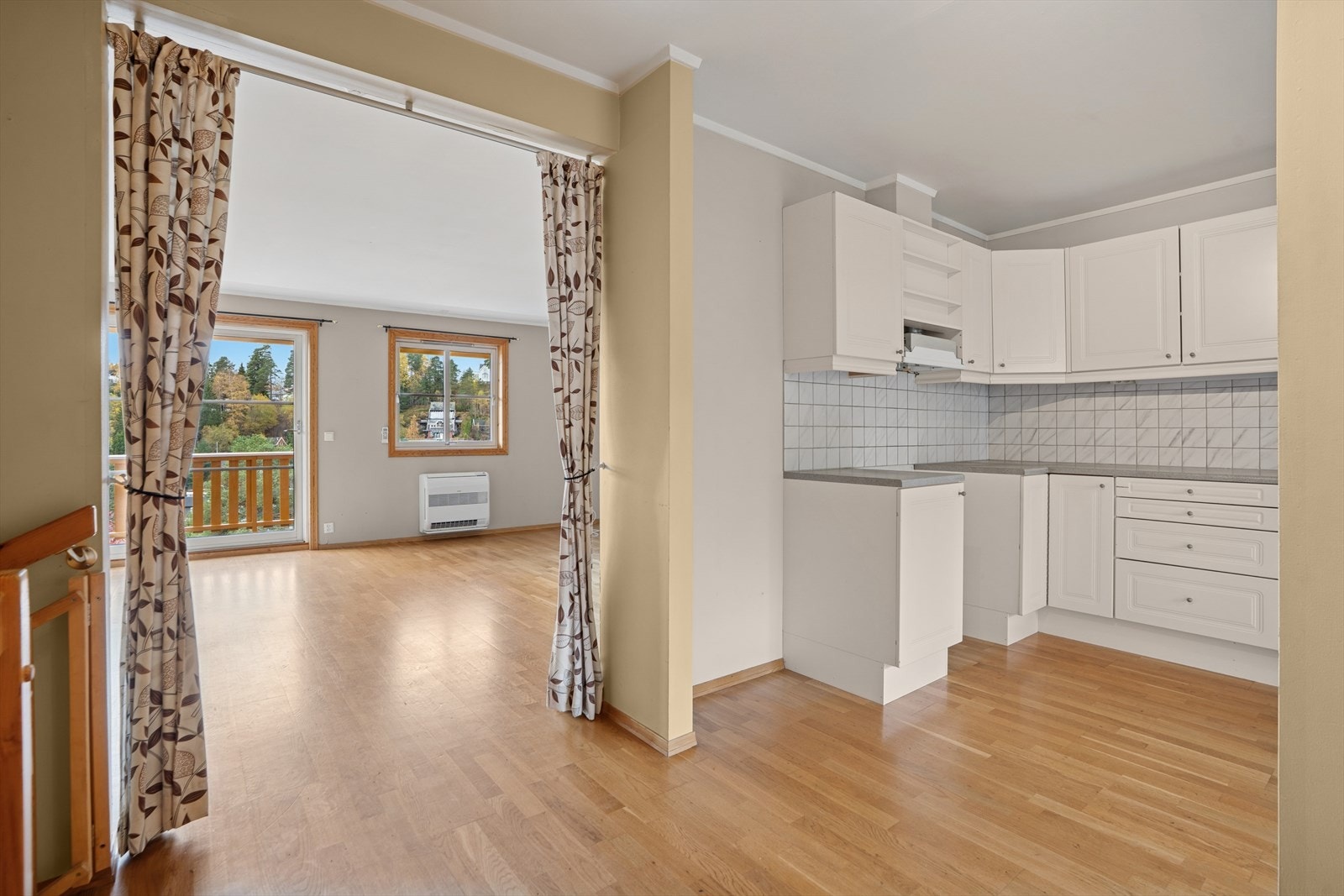 Delvis åpen stue/kjøkken løsning. Boligen har et pent og funksjonelt kjøkken med lyse, profilerte fronter og benkeplater i laminat. Galleribilde