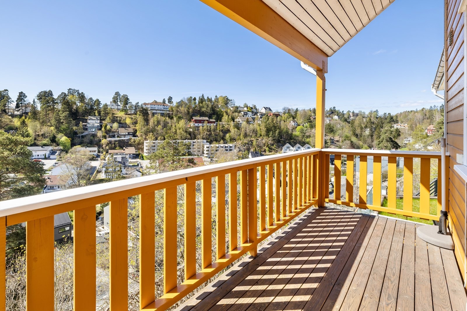 Fra stuen er det utgang til en koselig, vestvendt balkong på ca 9m². Balkongen har tak og utgjør en fin forlengelse av boarealet på godværsdager. Galleribilde