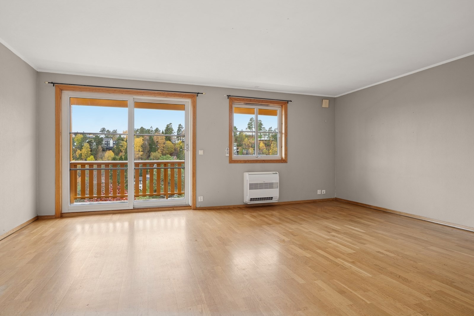 Vestvendt bolig med mye naturlig lys inn i stuen. I tillegg er det varmepumpe som varmer godt på kalde vinterdager Galleribilde