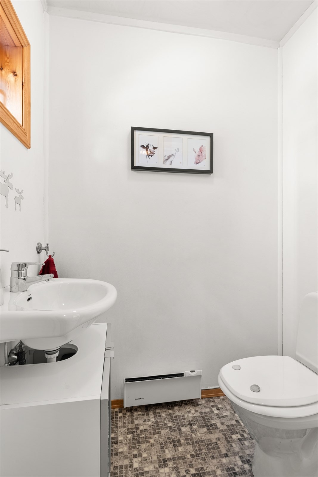 I tilknytning til entreen er det et praktisk toalettrom med belegg på gulv og malte overflater på vegger og i himling. Galleribilde